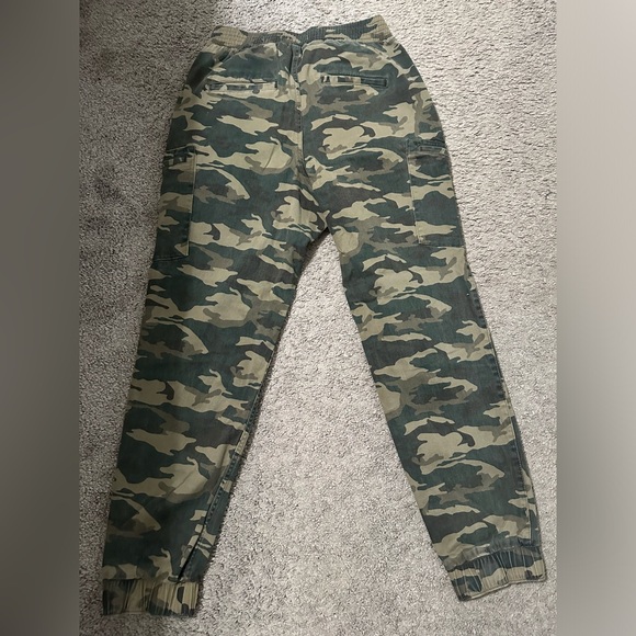 NWOT Women’s Hollister Ultra High Rise Camouflage Cargo Joggers - Picture 2 of 3